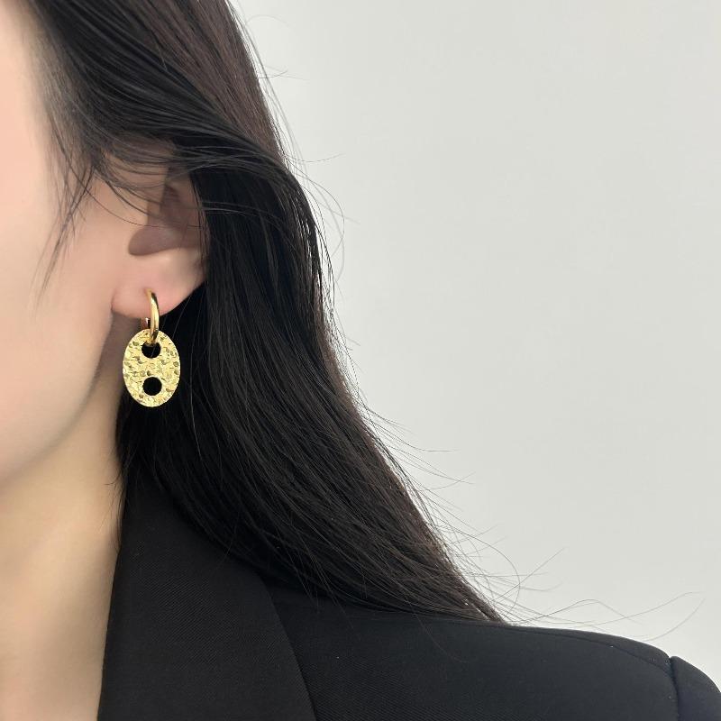 Minimalist Metal Oval Simple Ear Buckle Earrings Pig Nose Retro Light Luxury Texture Exquisite Niche Design Versatile