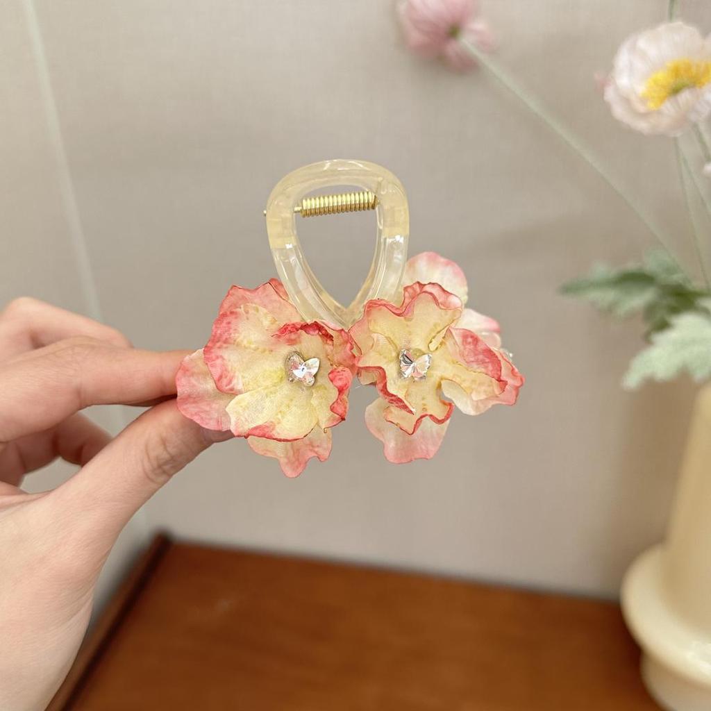 Luxuriöse Blumen-Haarklammer für Frauen 2024: Sanfte Half-Up und Hochsteckfrisur Haarklammer