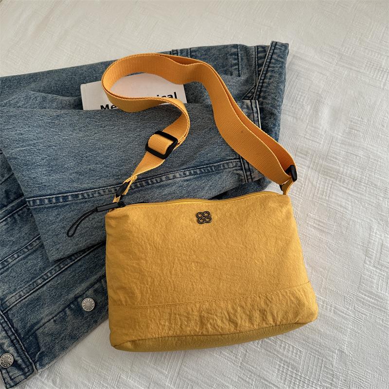 

Small bag women s messenger bag 2025 new versatile zipper shoulder nylon mobile phone change bag winter bag women жовтий