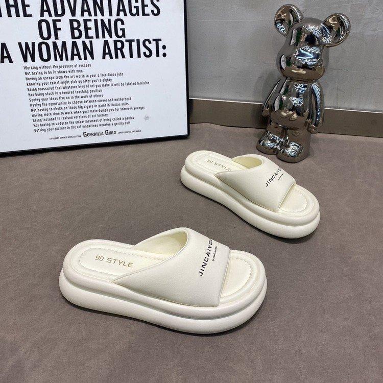 

European station women s shoes 2025 summer new super soft platform one-word slippers women s fashion casual wear sandals tide 40