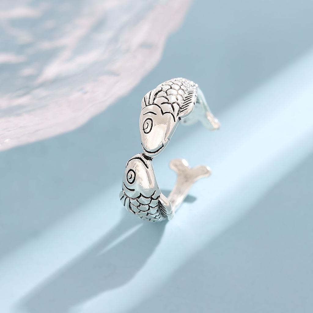 Neuer Retro 925er Sterlingsilber Schmuck Thai-Silber Mode Kleiner Goldfisch Fische im Zeichen der Fische Küssendes Tier Elegante Öffnungsringe R143