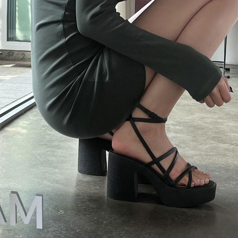 Mode Sommar Platåskor För Kvinnor 2024 Sandal Mode Smalt Band Tjock Klack Damer Gladiator Vita Klackar Utomhus Sexiga Sandaletter