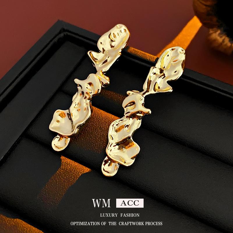 Европейское и американское нерегулярное плиссированное металлическое ожерелье на ключицу - Холодный стиль с преувеличенным нишевым дизайном для женщин