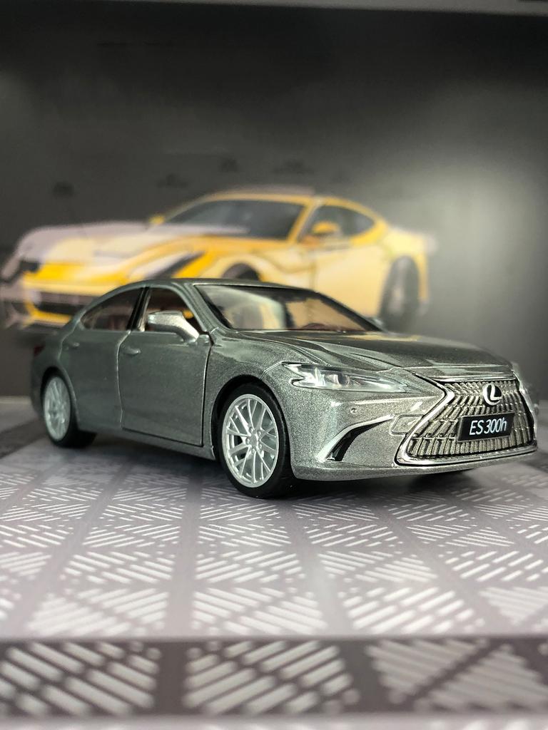 CCA 1:35 Lexus ES300h Model Car, Zinc Alloy Metal Decoration, Collectible Gift Car