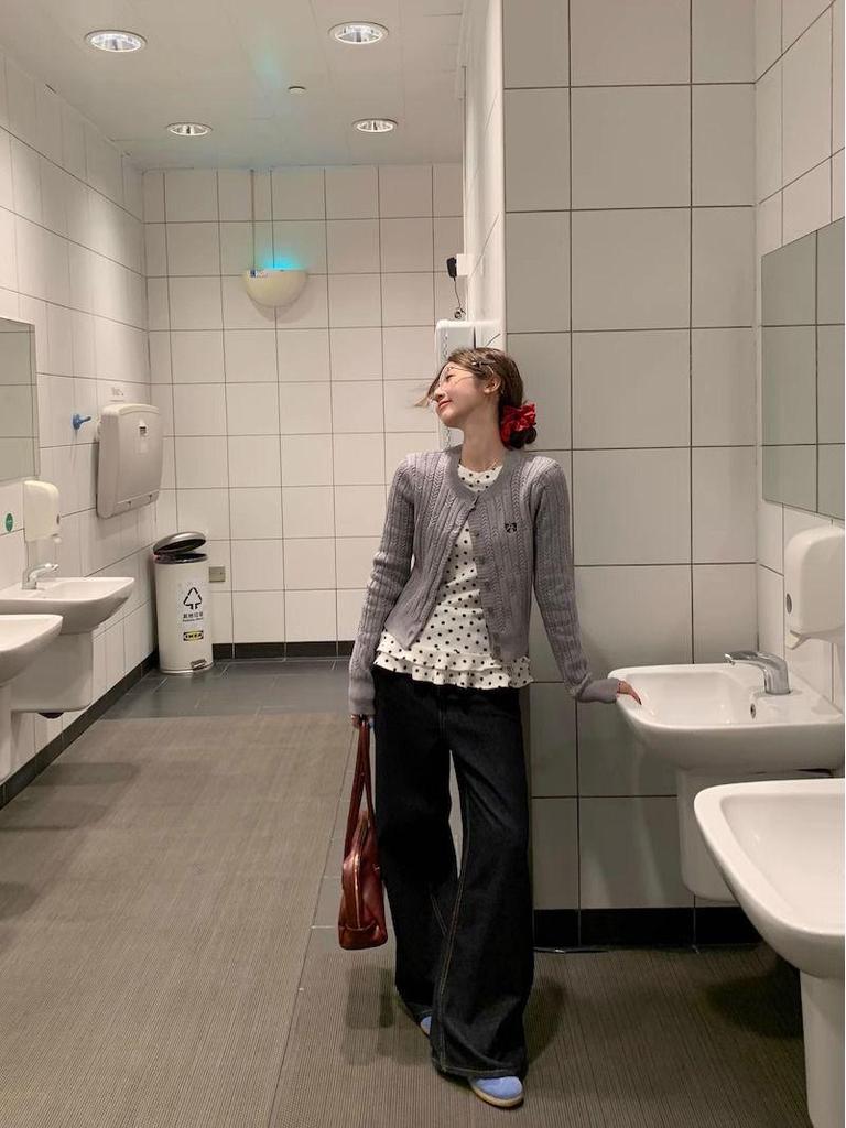 Dam Vit Prickig Långärmad Volangskjorta - Slim Fit Sommar 2025 Kollektion