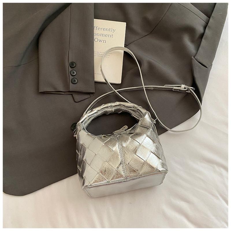 Sac à main tissé à la main au design de niche original, nouveau sac pour femme en cuir verni brillant