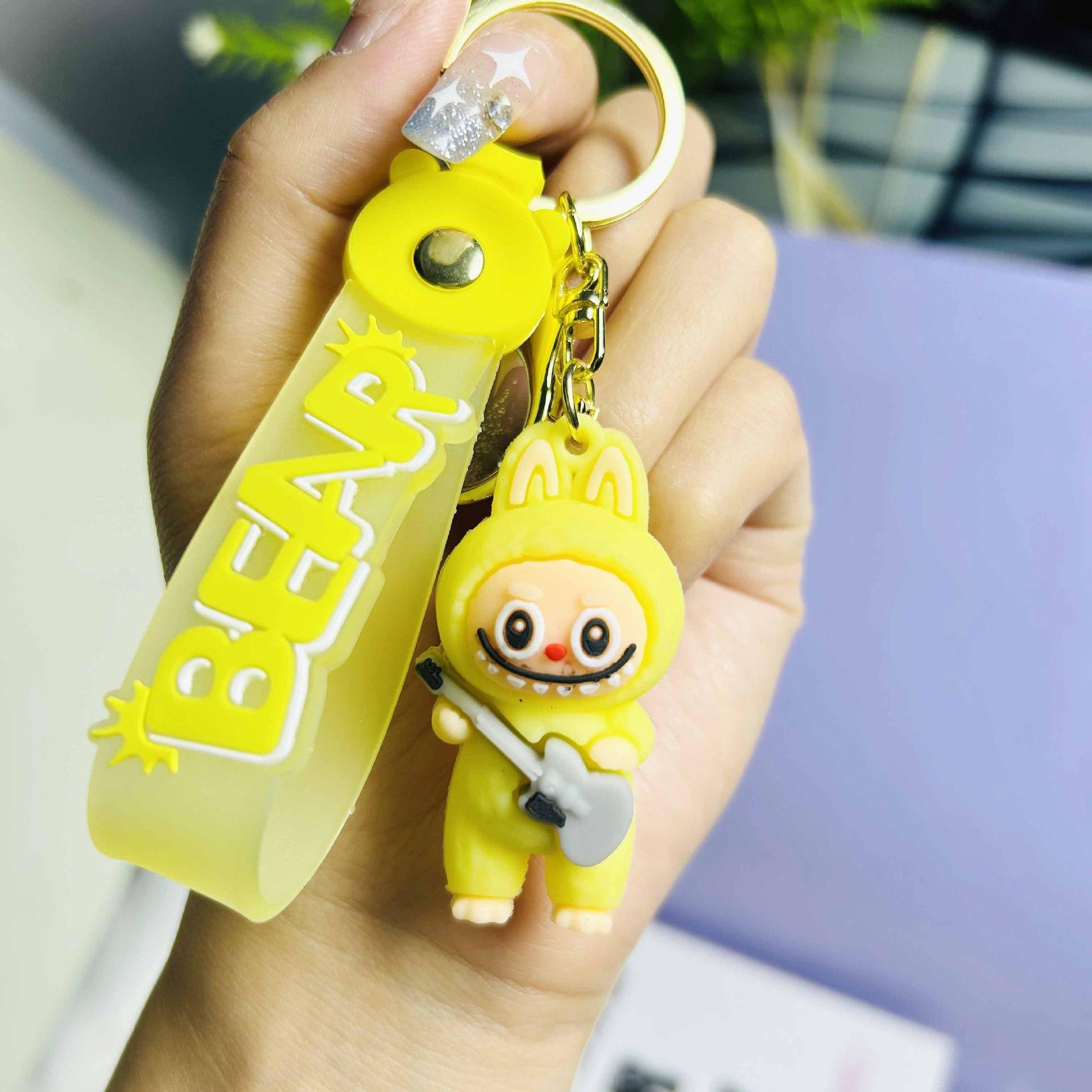 

Мультяшный брелок-подвеска в виде овечки, играющей на клавишах пианино, милый силиконовый, играющий на гитаре