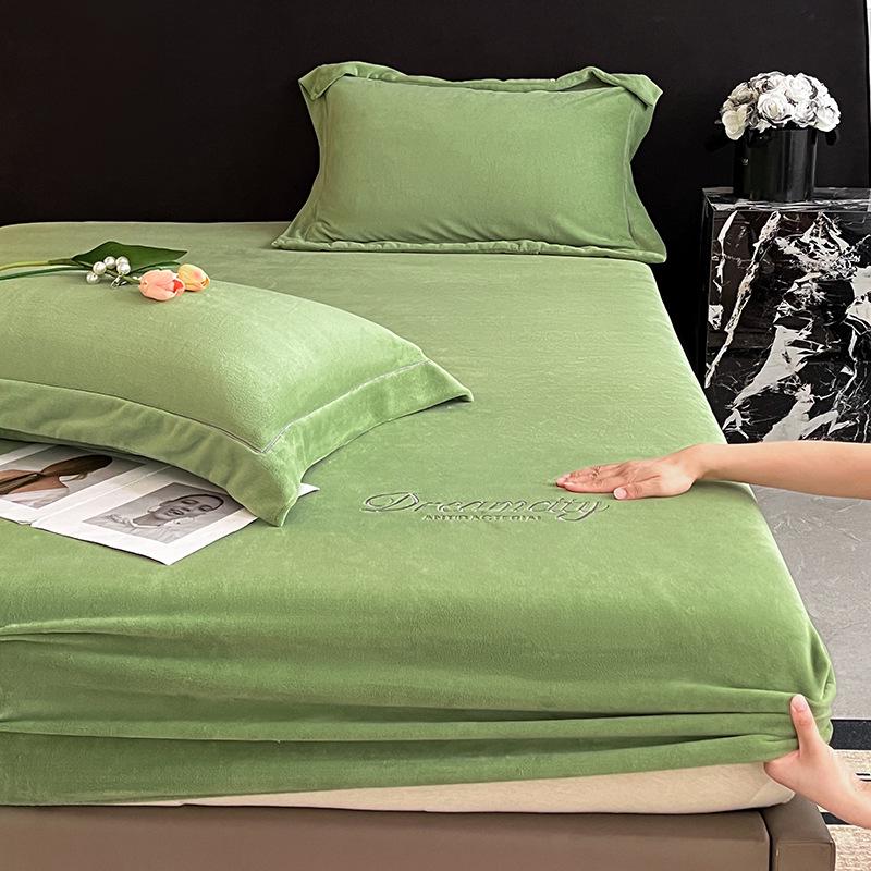 

Solid Color Non-Slip Velvet Fitted Sheet for Autumn/Winter Pair of pillowcases