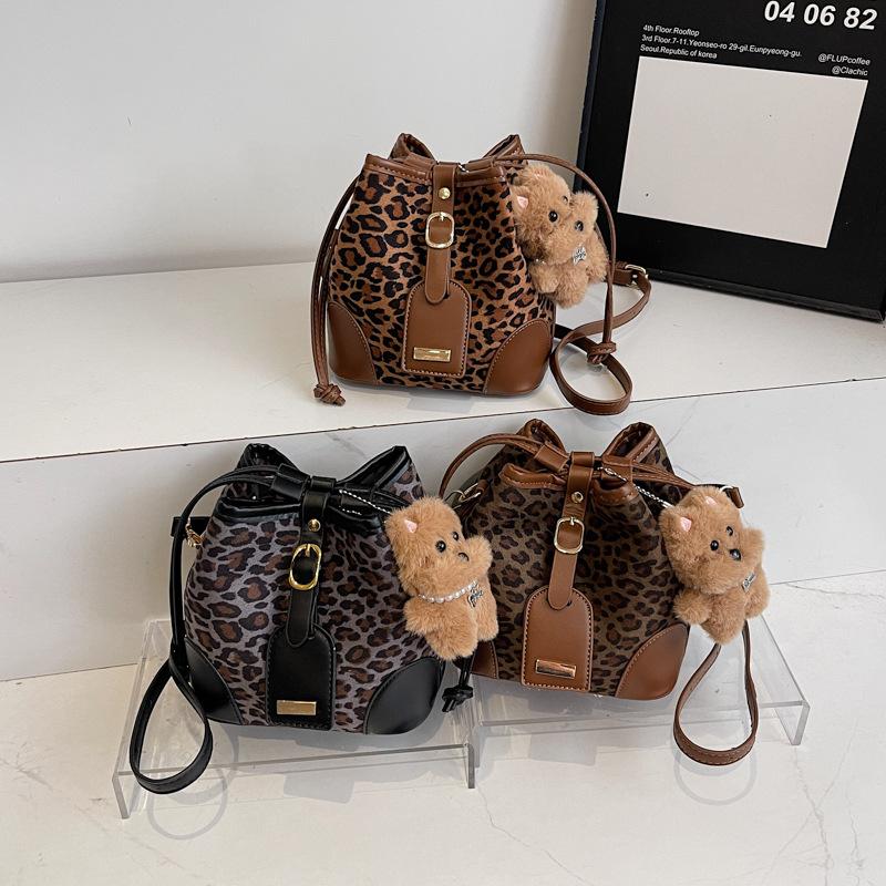 New Leopard Print Bucket Bag Large-capacity Commuter Trendy Women's Bag Oblique Span Bag Fashionable Versatile Shoulder Bag Wholesale