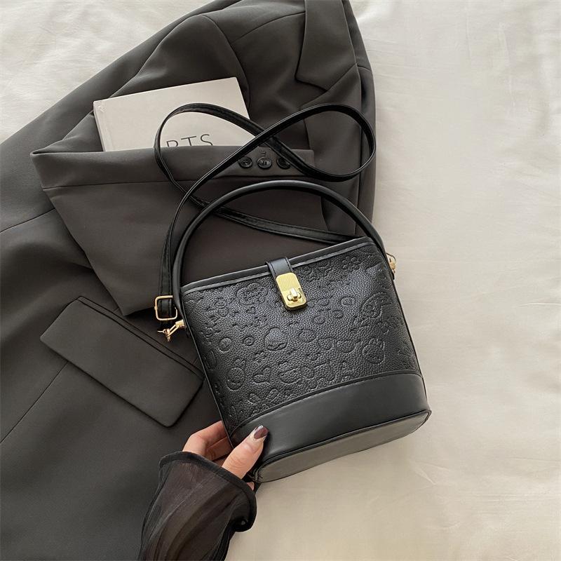 

Модная универсальная портативная маленькая сумка женская 2025 новая мультяшная сумка-ведро с углублениями нишевая высокоценная сумка через плечо чёрный