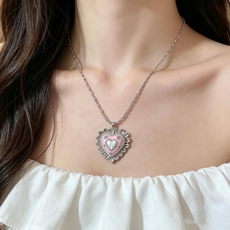 Elegant Heart Pendant Necklace - High-End, Versatile Clavicle Chain for Women