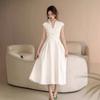 Elegantes ärmelloses Sommerkleid im französischen Stil - Midi-Rock mit verdrehtem Knoten und sexy Design