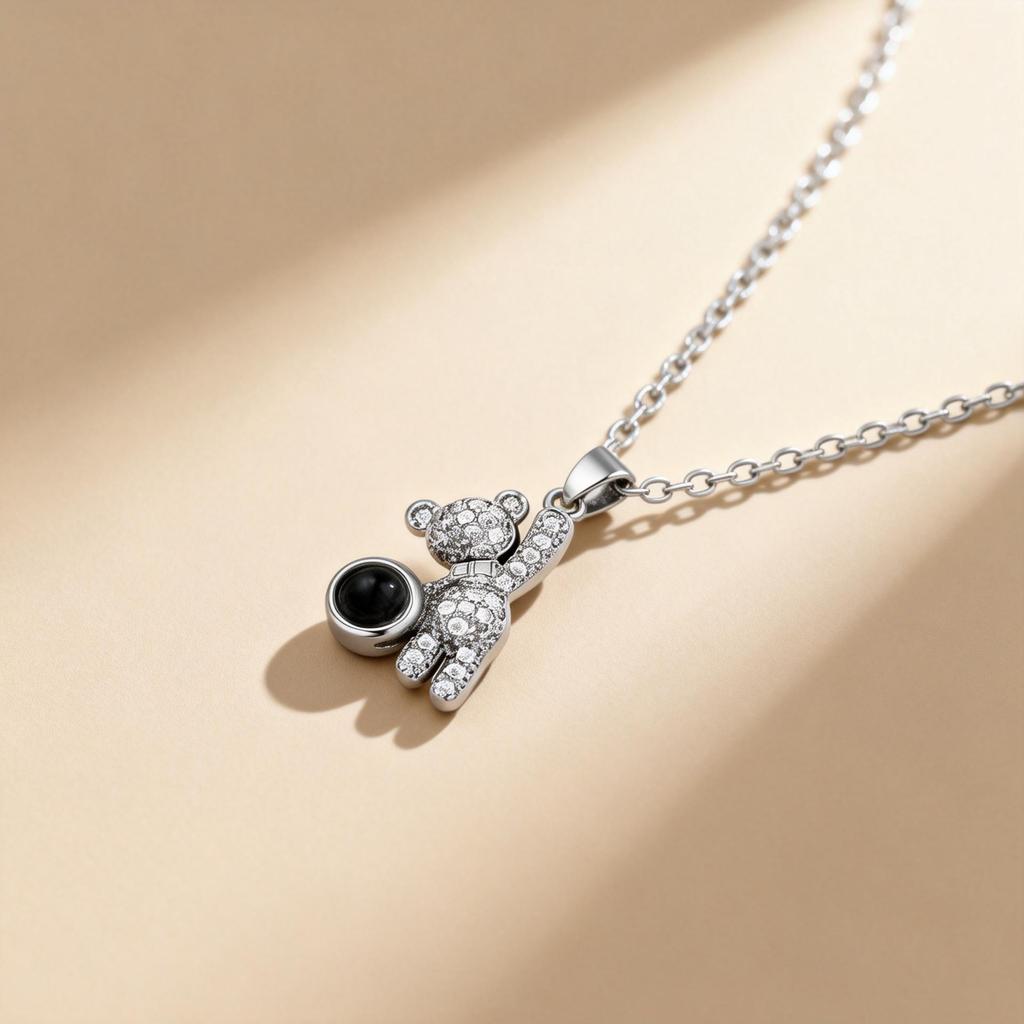 Naszyjnik z niedźwiadkiem i projekcją gwiazd: 'Kocham Cię' w 100 Językach – Elegancki, Wszechstronny, Luksusowy Łańcuszek na obojczyk dla Kobiet