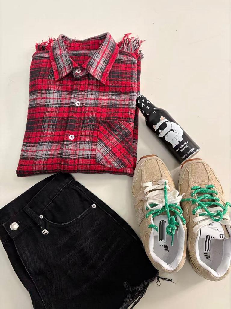 Chemise pour femme à carreaux rouge et noir, coupe ample et décontractée avec ourlet brut effiloché, série Nanyou 13 de Shenzhen - Style Printemps 2026