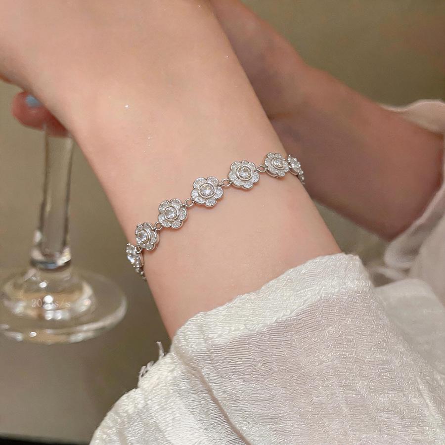 Elegant Zircon Love Heart Flower Bracelet for Women: Fashionable & Versatile Hand Jewelry