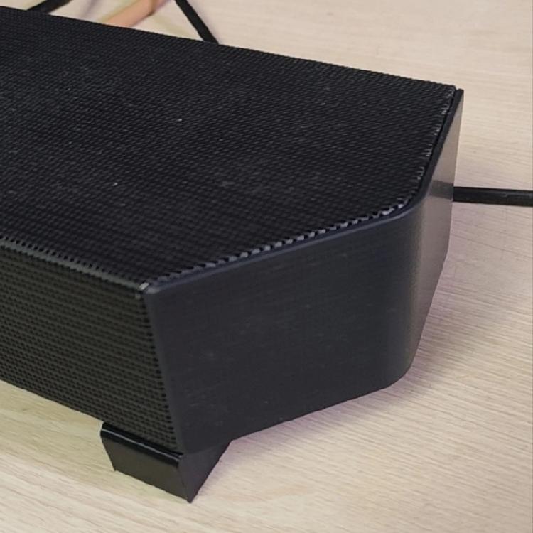 Zvýšený stojan pro soundbar s protiskluzovými gumovými nožičkami pro stabilní umístění a čistý zvuk