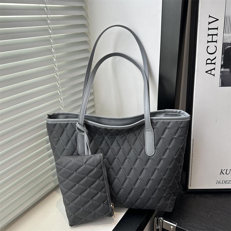 2025 New Casual Simple Shoulder Armpit Bag Commuting Large Capacity Foreign Style Rhombus Embroidery Thread Women's Bag Large Tote Bag