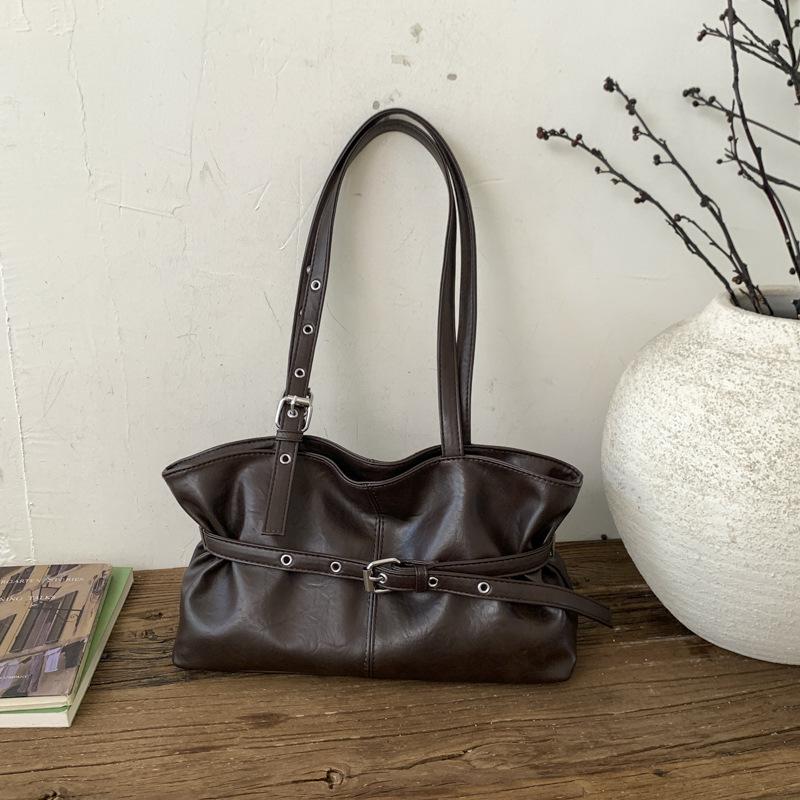 

Winter new niche fashion armpit bag women s large capacity daily commuting simple shoulder handbag