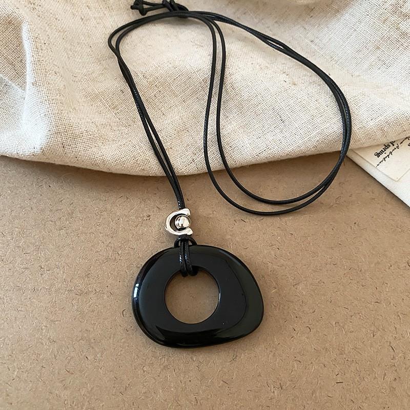 New Chinese leather pendant, fringed necklace, female ethnic style, niche retro sweater chain, fashion and high-end item jewelry.