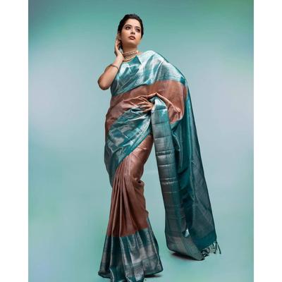 Acest sari frumos este decorat elegant cu țesătură superbă Jacquard solid, care oferă un aspect perfect ținutei.