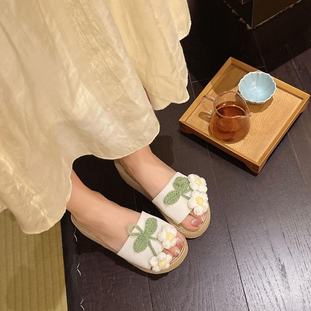 Thick-soled one-word beach shoes for travel wear 2025 summer new comfortable, lightweight and heightening holiday flower slippers