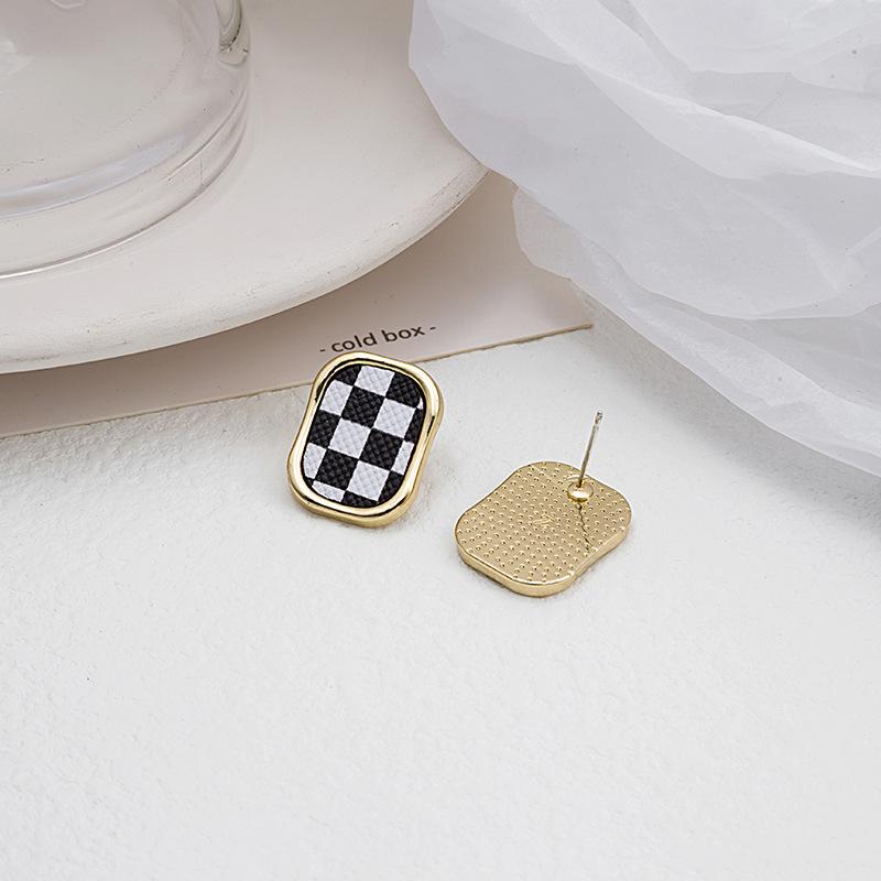 Fashion Simple Round Square Geometry Stud Earring for Women Girl Black White Checkerboard Earring Jewelry Gift
