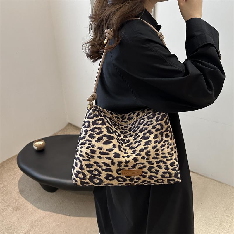 Popular Bucket Large Capacity Bag Women 2025 New Internet Celebrity Retro Leopard Print Shoulder Armpit Bag Tote Messenger Bag