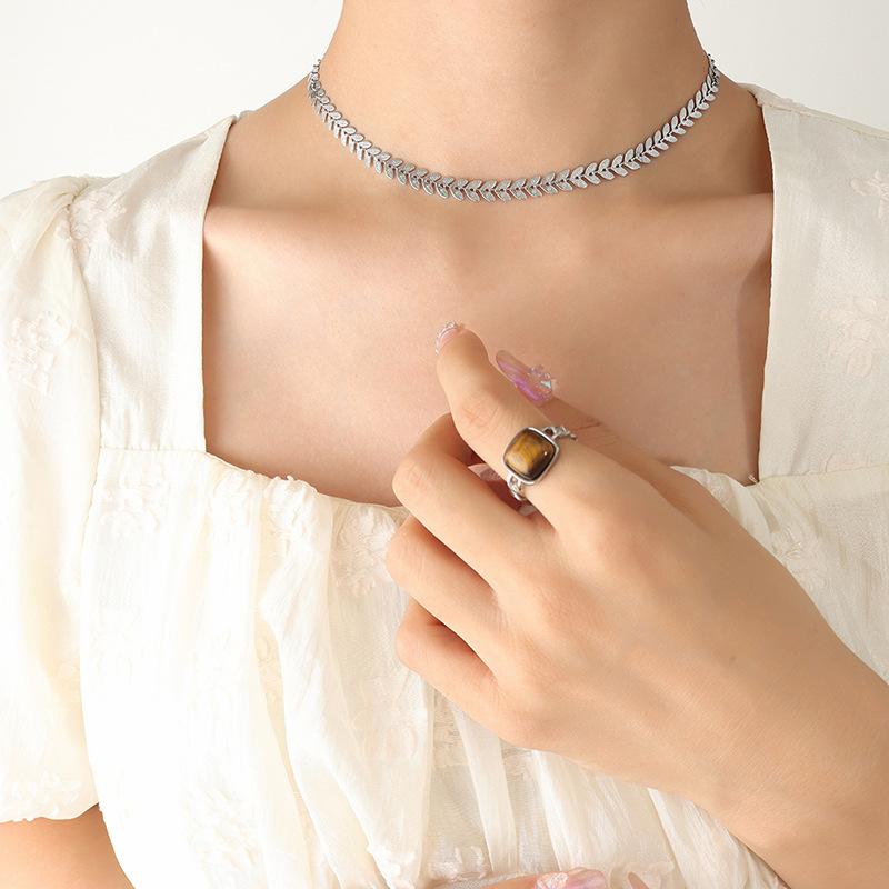 Niche Light Luxury Design Titanium Steel Necklace, Plated With 18K Gold Leaf Phoenix Tail Splicing Chain Elegant Temperament Accessories