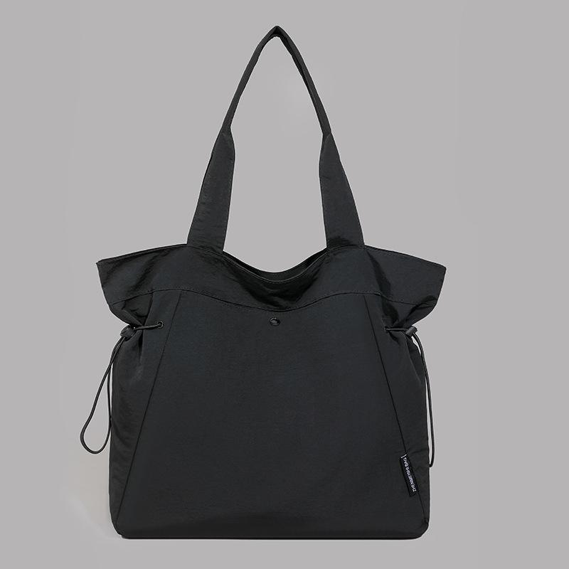 Simple and fashionable 2025 summer new fashion shoulder bag women's casual solid color large-capacity tote commuter bag