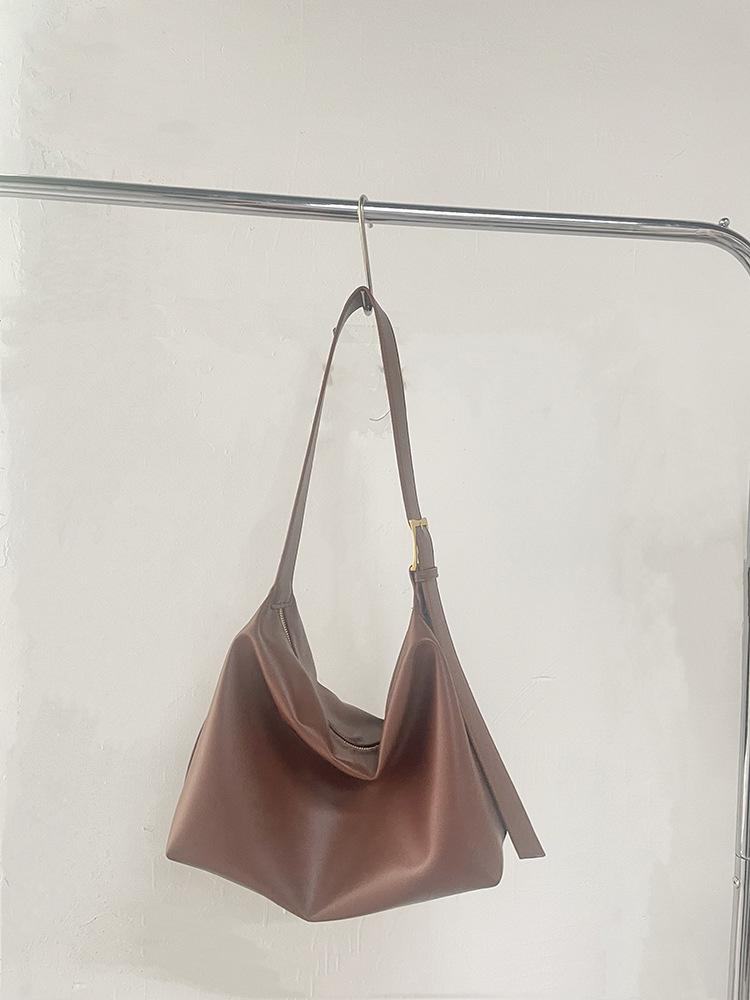 

Korean version of versatile bag soft collapse simple wind shoulder bag big bag 2025 new bag women s large capacity messenger bag коричневый