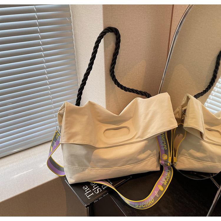 

Simple and versatile canvas bag women s large-capacity new summer messenger bag casual college student tote bag