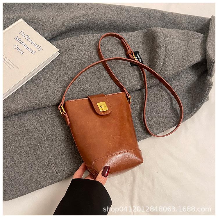 

Женская сумка премиум-класса 2025 новая простая матовая текстура ретро замок сумка-ведро универсальная на плечо сумка-мессенджер