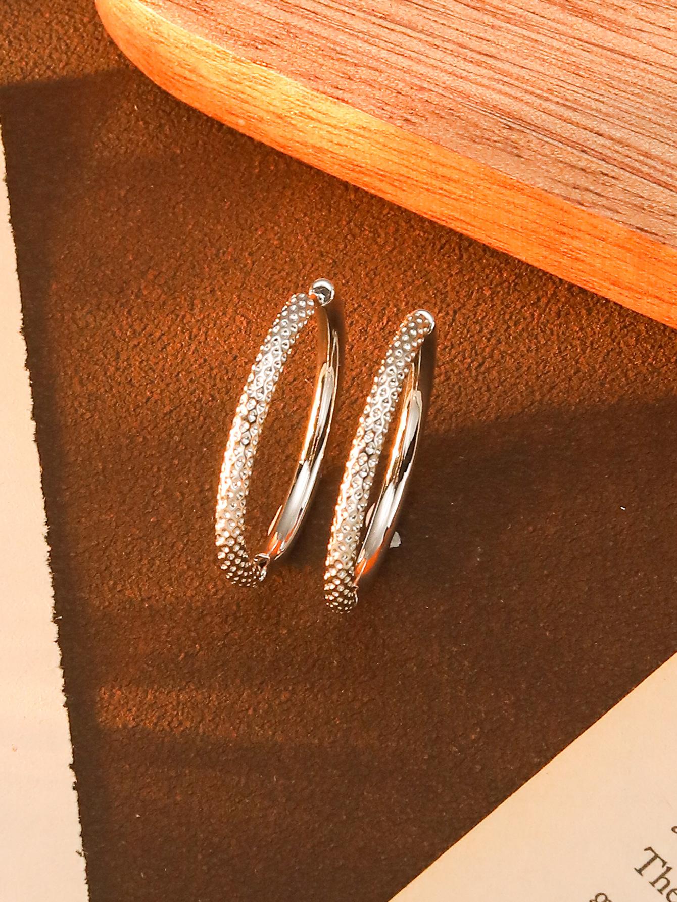 

Cold Wind Concave And Convex Earrings, High-End Temperament, Versatile Ear Buckles, Women S Simple Fashion, Niche Earrings.