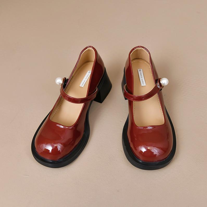 

Женские кожаные туфли на толстом каблуке с пряжкой 38