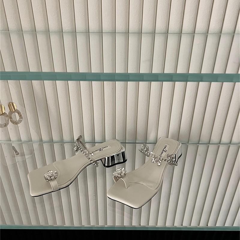 Fashion Women Slippers Luxury Crystal Low Heels Slipper Summer Open Toe Pinch Toe Sandal Designer Women Flip Flops Banquet Slids