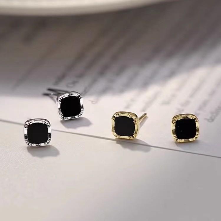 Light Luxury Black Square Mini Stud Earrings Women'S Simple Fashion Exquisite Earrings Small Temperament High Sense Earrings