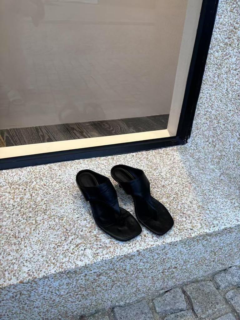 Sommer 2025 neue Zehentrenner mit eckiger Zehenpartie Sommer 2025 neue Keilabsatz-Hochheels Freizeit-Urlaubssandalen