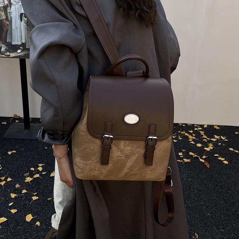 

Premium sense retro women s backpack 2025 new commuting versatile super fire backpack going out travel small schoolbag темно-коричневого