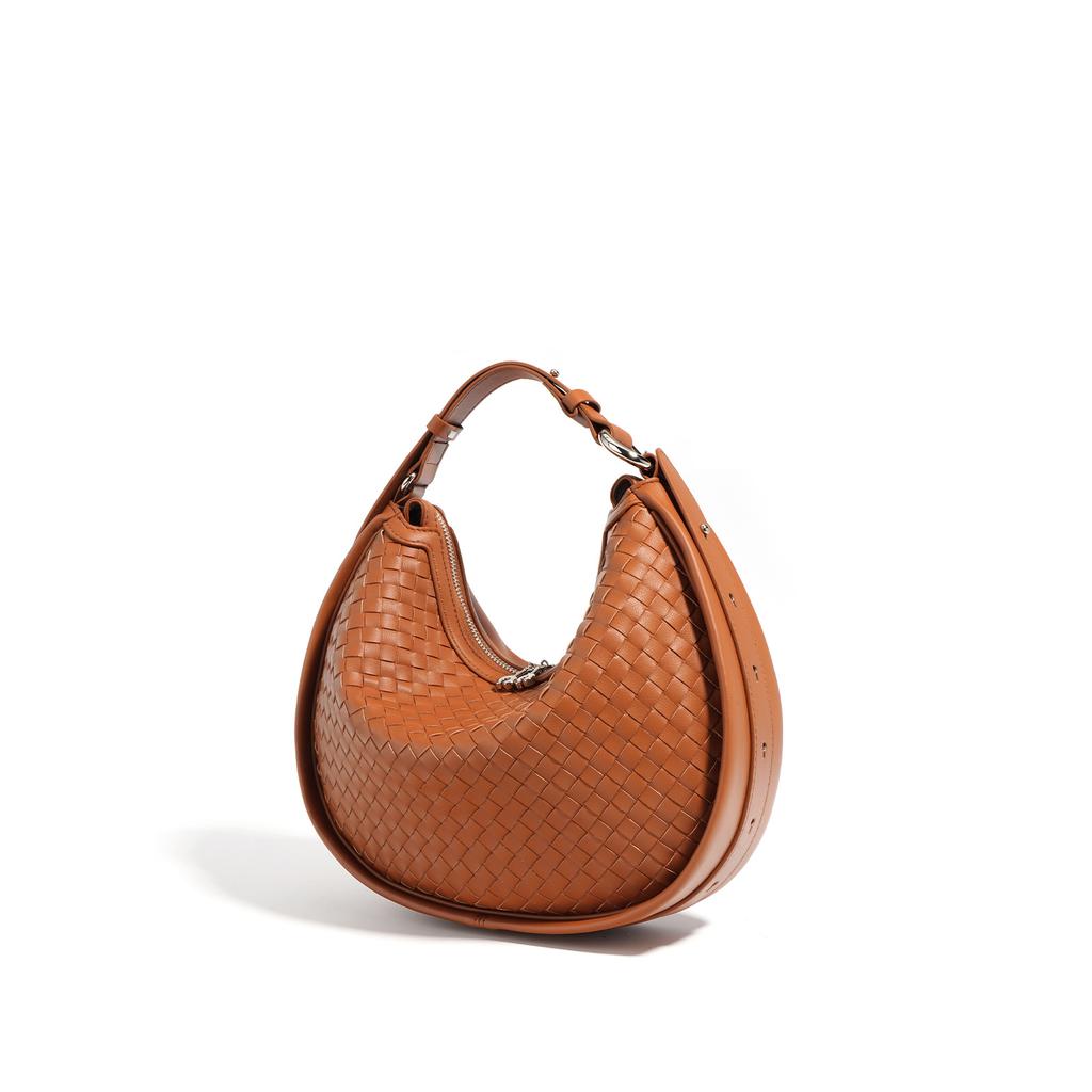 Nová tkaná kabelka půlměsíce z hovězí kůže 2025 jarní a letní móda ležérní přes rameno crossbody kožená podpažní kabelka niche design