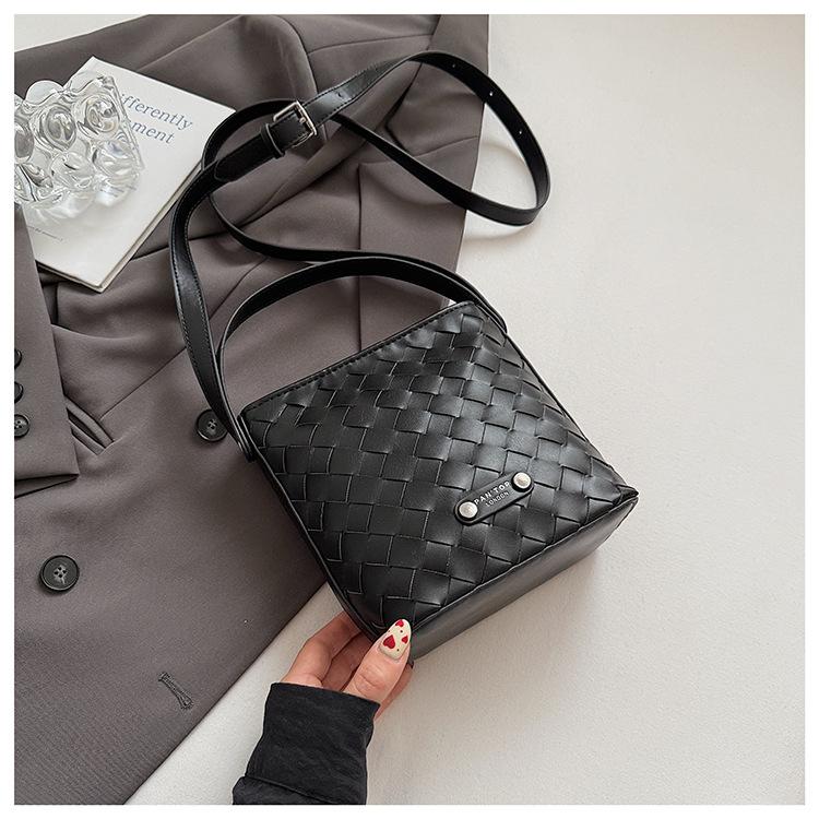 

2025 новая маленькая плетеная портативная сумка-ведро, модная нишевая дизайнерская сумка через плечо, сумка-мессенджер, модная сумка для выхода в свет чёрный