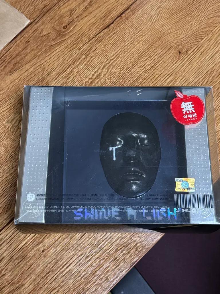 G-DRAGON GD SHINE A LIGHT DVD Nevystříhaná verze + Fotokniha Použité