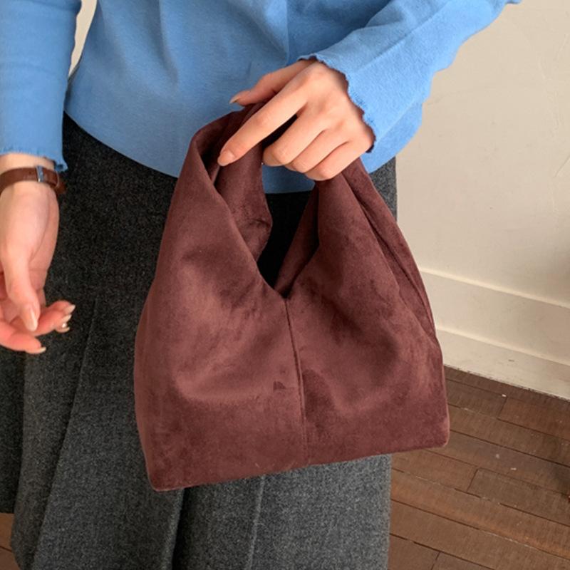 Hand-held Cloud Bag with Pleated Design, Featuring A Sophisticated and Simple Style of Handbag.