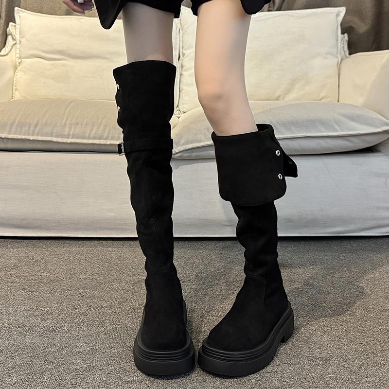 Två bär vikta stövlar med tjock sula för barn, nya knähöga ridstövlar med tjock klack höst och vinter 2025, vår och höst