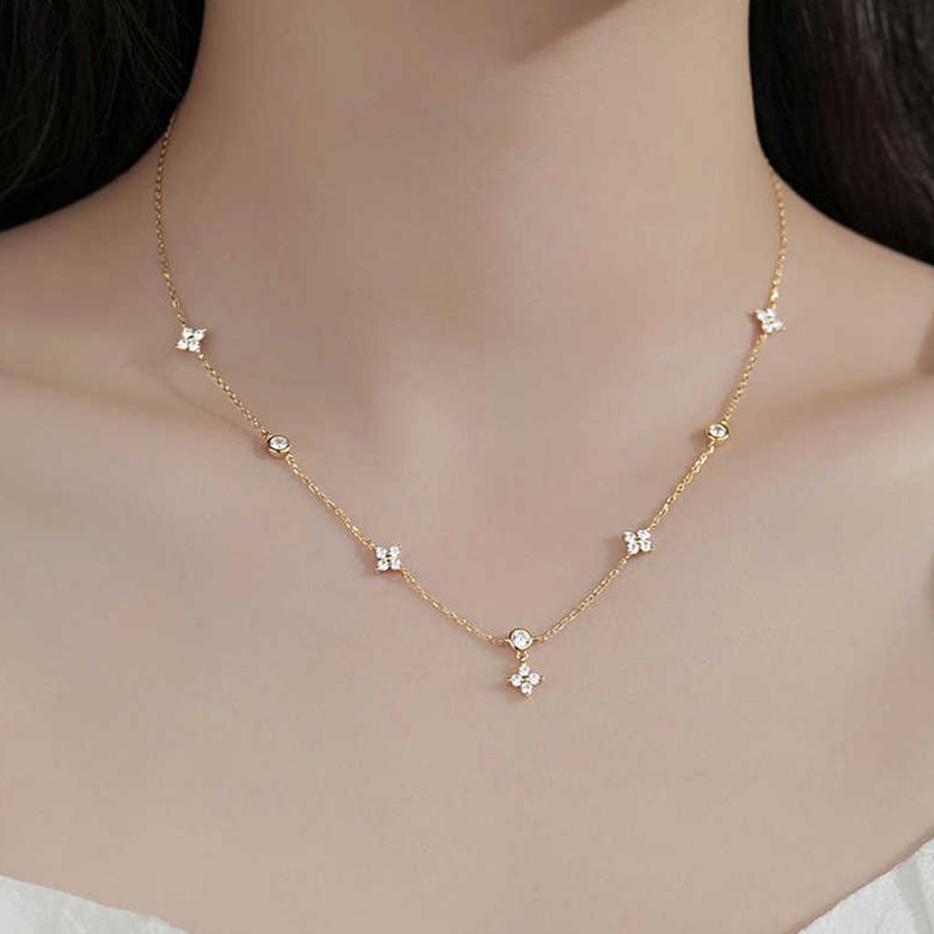 Sparkling Necklace Fashion Four Leaf Clover Pendant Necklace Neck Jewelry Perfect for Youthful Couple or Close Friend