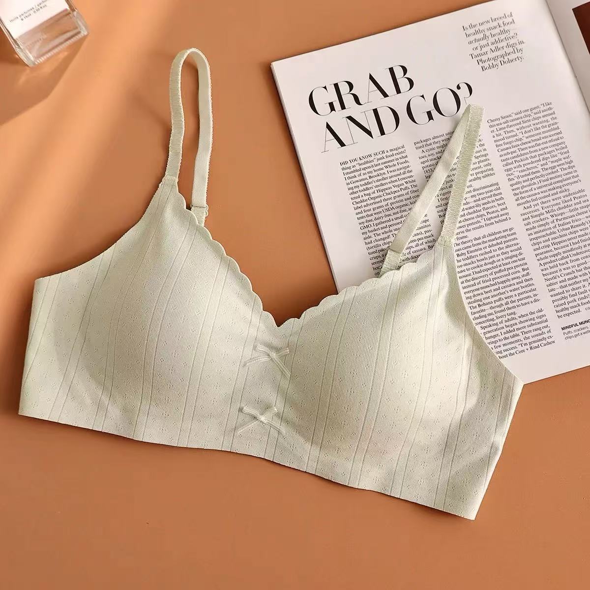 

Naked feeling seamless and comfortable female display big without steel ring Japanese sweet thin bow bra cover XL 38/85AB зелений