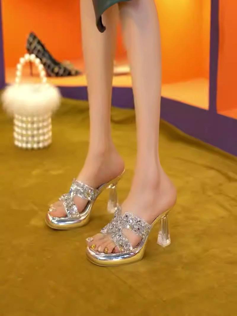 

Корейские маленькие туфли на толстой подошве с одним словом, женские прозрачные классные тапочки 2024 года, летние туфли на толстом каблуке с квадратной головкой 40