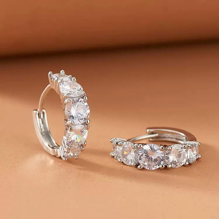

Korea Fashion Geometric Circle Glittering Inlaid Zircon Stainless Steel Hoop Earrings for Women Simple Copper Earrings Jewelry срібний