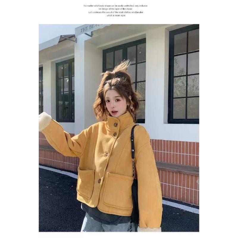 

2025 Autumn/Winter Women s Playful Lambswool Jacket: Loose, Cozy, and Chic. Medium