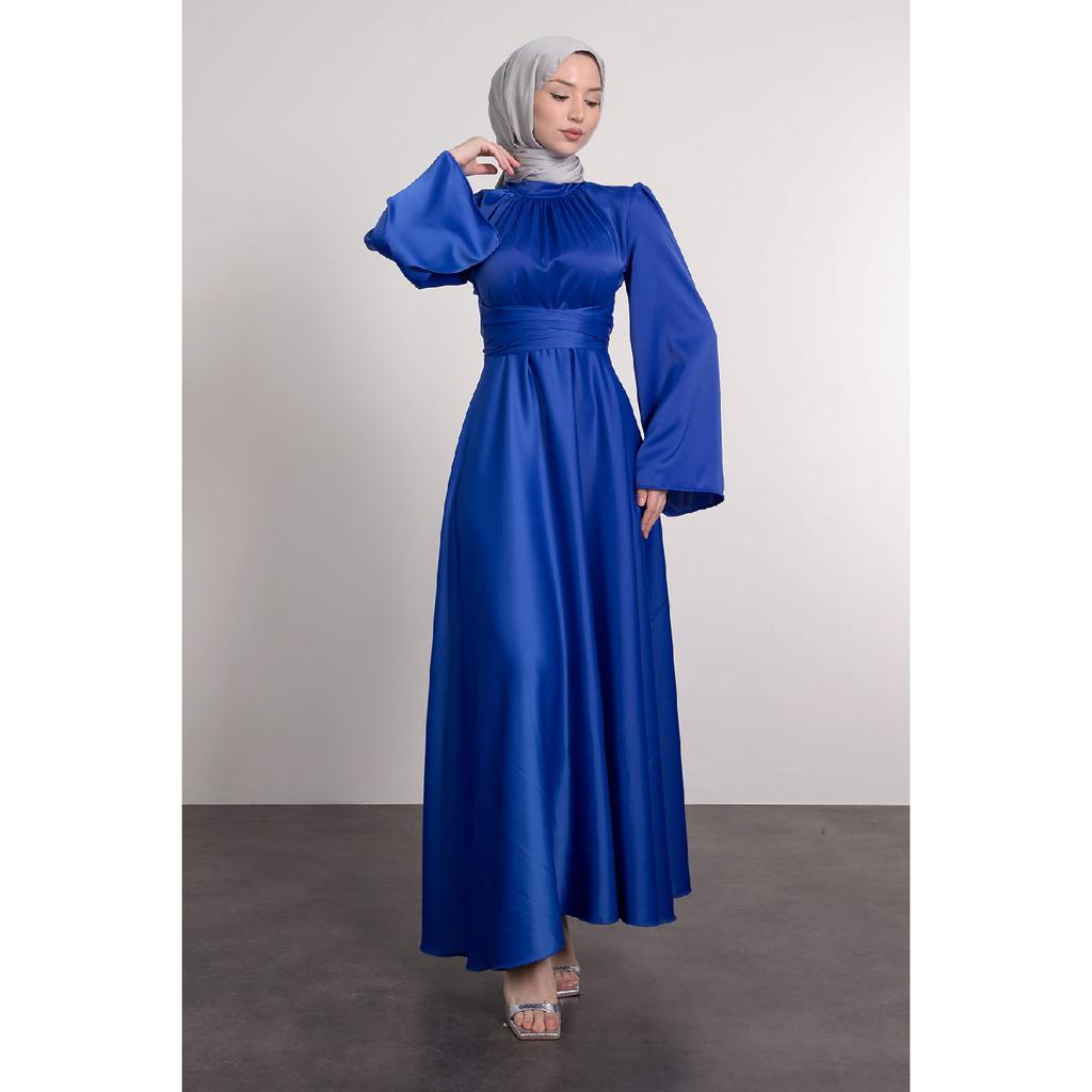 Spanisches Hijab-Abendkleid aus Satin mit Wickelärmeln an der Taille