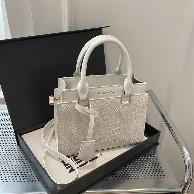 Temperament versatile high-end texture new fashion simple casual hand carry shoulder underarm bag messenger bag